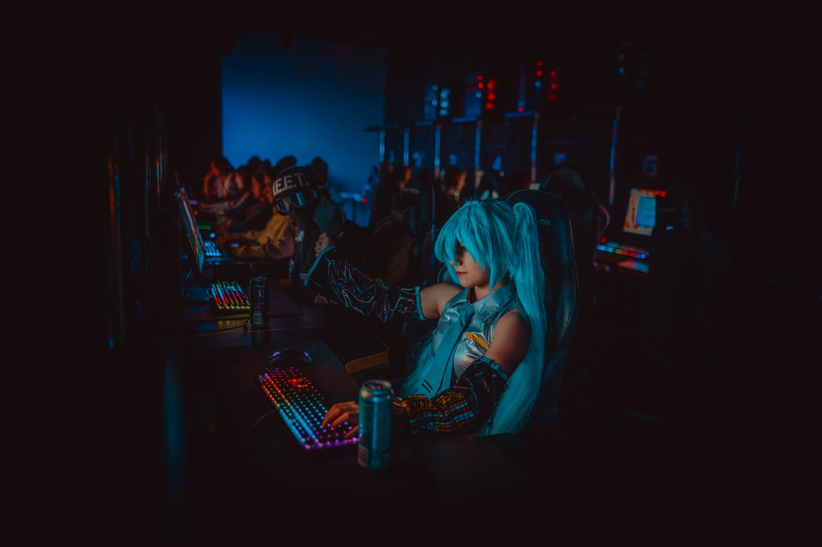 Game Zone UNIVERSE Kraków — 16 stanowisk gamingowych z RTX 5070, 280 Hz